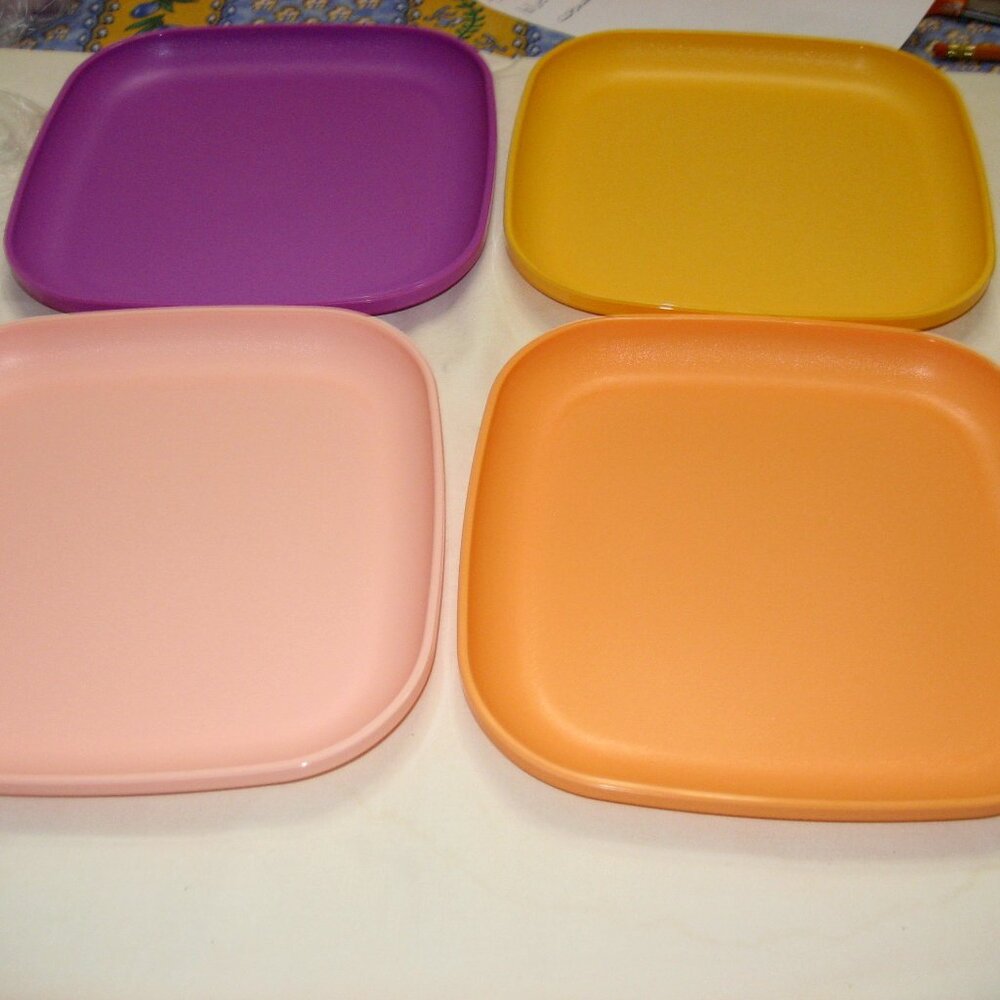TUPPERWARE SET OF (4) CLASSIC SQUARE LUNCH DISHES MIP